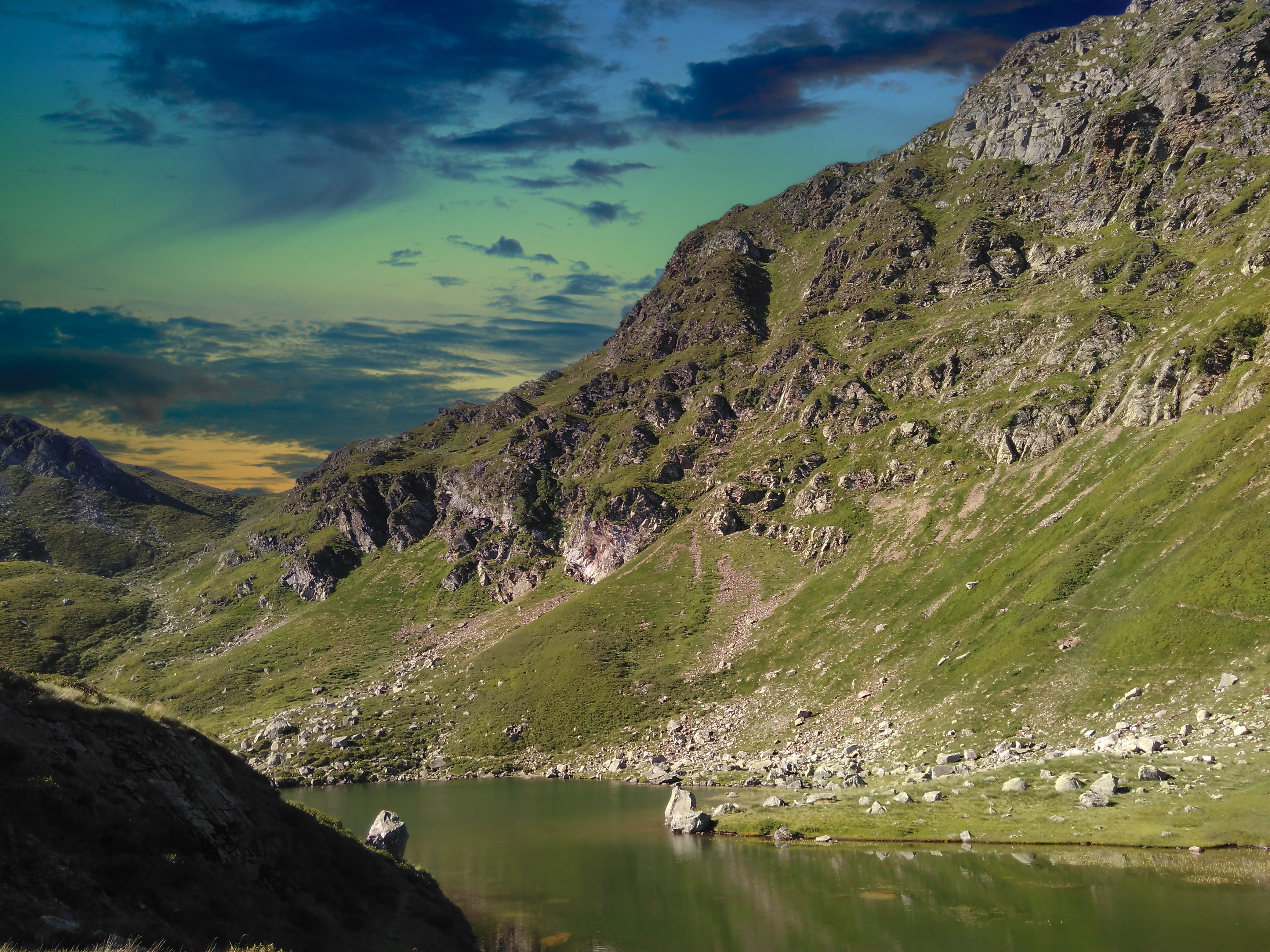 Le miroir vert de l'Étang du Couart ጠ Matin d'orage sur le Rulhe